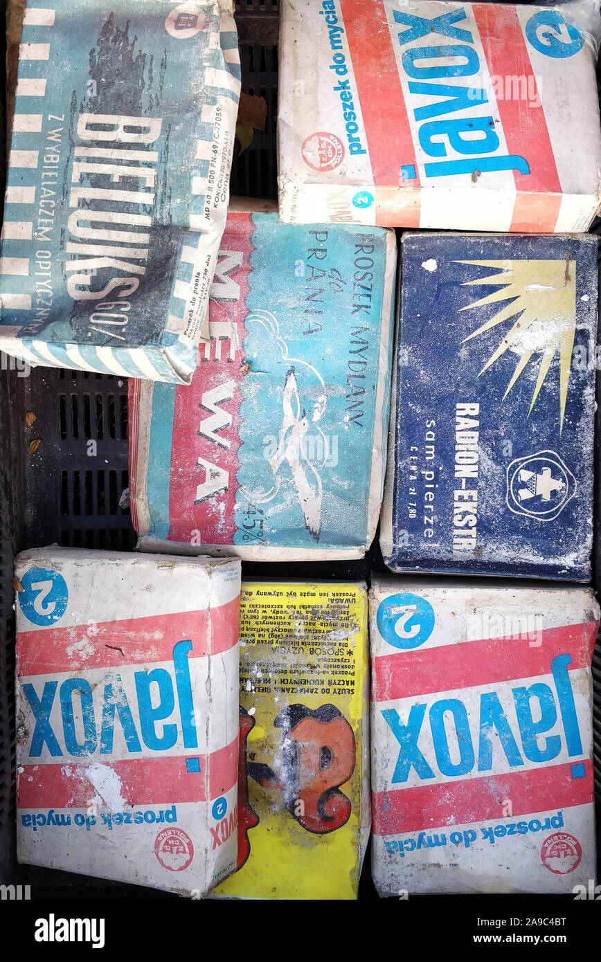 Wroclaw, Pologne - 03.11.2019 : plusieurs paquets détergent est vendu à un marché aux puces. Banque D'Images