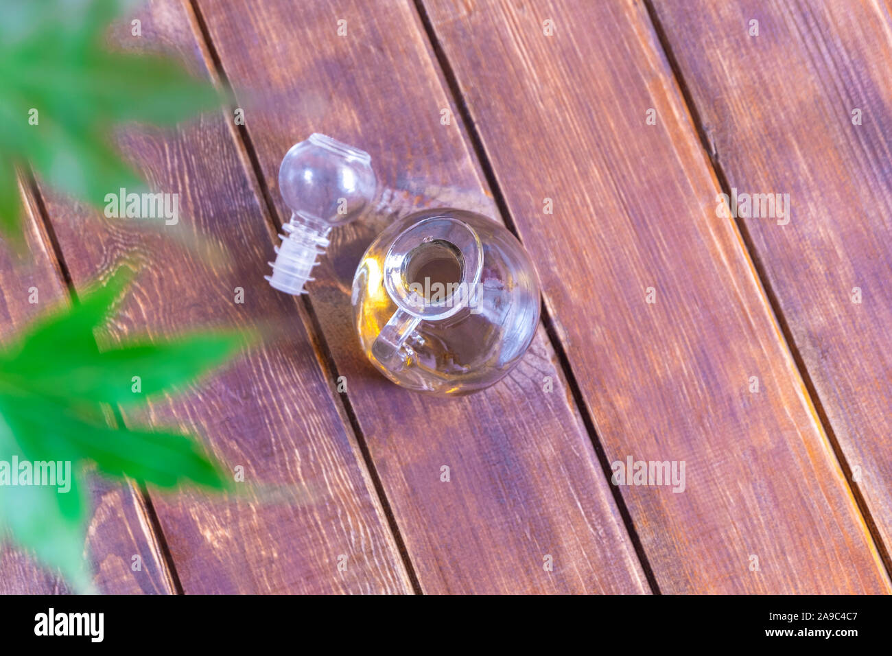 L'huile de cannabis CBD dans une bouteille en verre sur fond de bois Banque D'Images