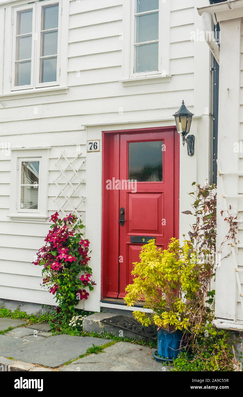 Joli chalet norvégien avec des fleurs sur l'Ovre Strandgate dans la partie ancienne de Stavanger appelé Gamle Stavanger Banque D'Images