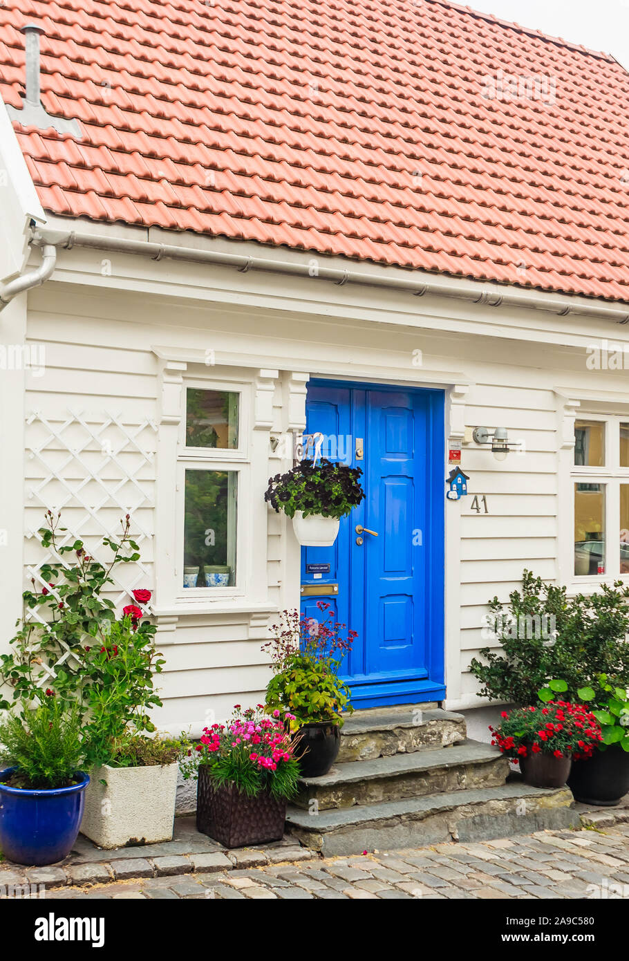 Joli chalet norvégien avec des fleurs sur l'Ovre Strandgate dans la partie ancienne de Stavanger appelé Gamle Stavanger Banque D'Images