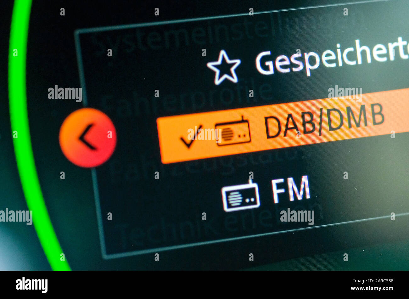 Berlin, Allemagne. 13 Nov, 2019. L'affichage d'un autoradio DAB/DMB montre. La radio numérique DAB en Allemagne sera entendu dans chaque nouvelle voiture à l'avenir. Du 21 décembre 2020, les radios dans de nouveaux véhicules et de nouvelles radios fixes avec les affichages doivent être en mesure de recevoir et de jouer la DAB . La radio DAB standard signifie Digital Audio Broadcasting et remplace l'ancienne VHF. DMB - Diffusion multimédia numérique est un standard pour la transmission de contenus audio et vidéo sur les réseaux mobiles. Credit : Jens Kalaene Zentralbild-/dpa/dpa/Alamy Live News Banque D'Images