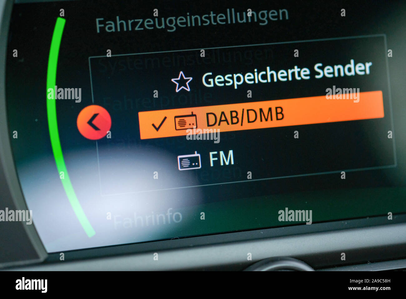 Berlin, Allemagne. 13 Nov, 2019. L'affichage d'un autoradio DAB/DMB montre. La radio numérique DAB en Allemagne sera entendu dans chaque nouvelle voiture à l'avenir. Du 21 décembre 2020, les radios dans de nouveaux véhicules et de nouvelles radios fixes avec les affichages doivent être en mesure de recevoir et de jouer la DAB . La radio DAB standard signifie Digital Audio Broadcasting et remplace l'ancienne VHF. DMB - Diffusion multimédia numérique est un standard pour la transmission de contenus audio et vidéo sur les réseaux mobiles. Credit : Jens Kalaene Zentralbild-/dpa/dpa/Alamy Live News Banque D'Images
