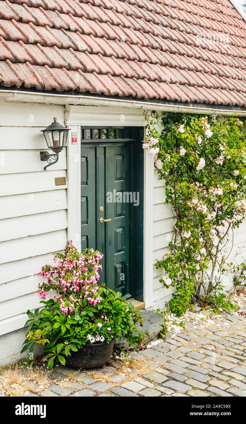 Joli chalet norvégien avec des fleurs sur l'Ovre Strandgate dans la partie ancienne de Stavanger appelé Gamle Stavanger Banque D'Images