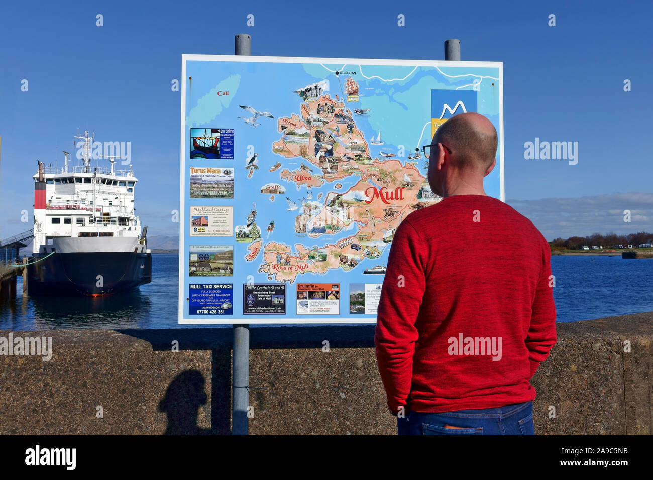 Touist regardant la carte de l'île de Mull à Craignure, le principal terminal de ferry sur l'île avec une route directe à Oban Banque D'Images