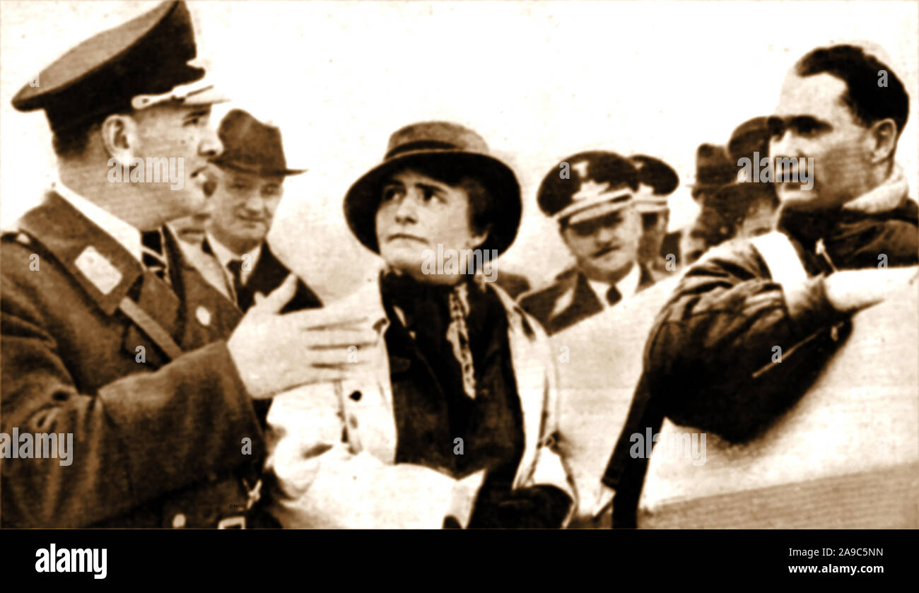 1942 Photographie - WWII - Mai 1941 Rudolph Hess (Rudolf Walter Richard Hess (1894-1987) sous-Heß) Führer du parti nazi (à droite) et son épouse Ilse Pröhl (centre) vu dans son avion peu avant son vol mystérieux à la Grande-Bretagne Banque D'Images