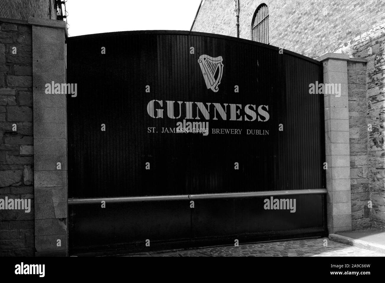 Le St James Gate, l'entrée à l'usine Guinness, Dublin, République d'Irlande Banque D'Images