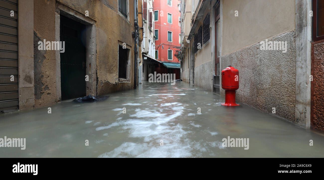 D'INCENDIE rouge sur l'étroite rue inondée à Venise en Italie lors de l'inondation, Banque D'Images