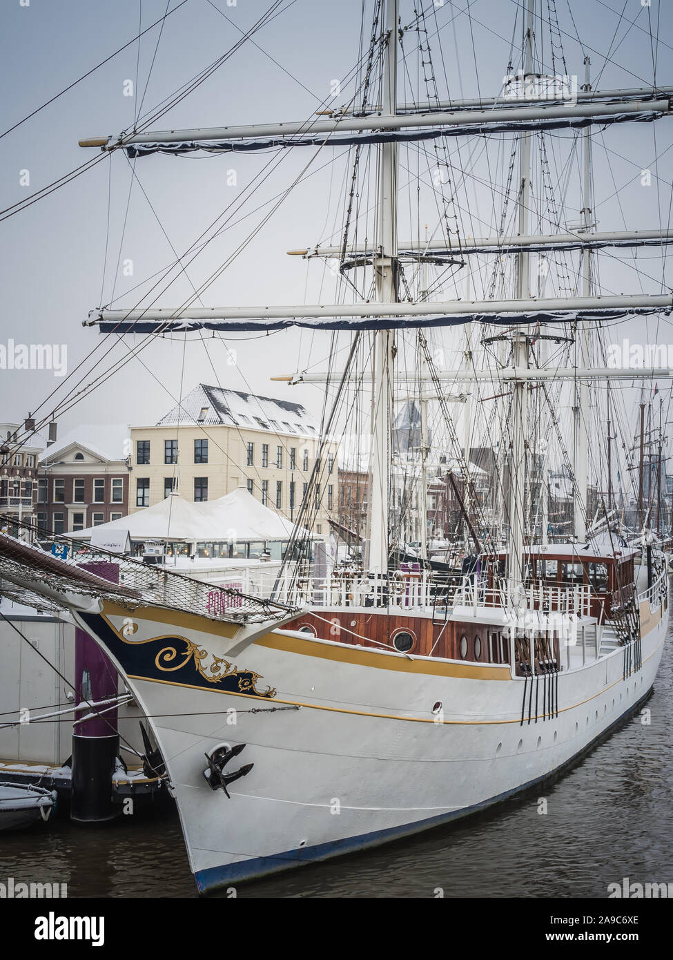 Le tallship Stedemaeght dans l'IJssel rriver lors d'un froid matin d'hiver à Kampen, Pays-Bas Banque D'Images