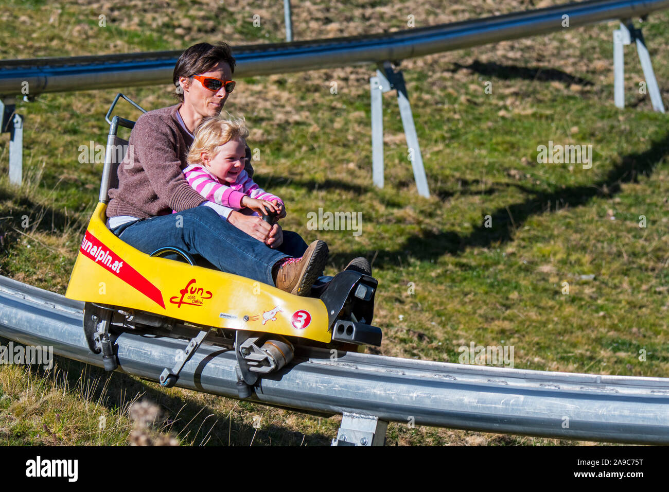 Une mère de famille sur la piste de luge d'été piste / panorama erlebnis Brücke / fun bob Banque D'Images