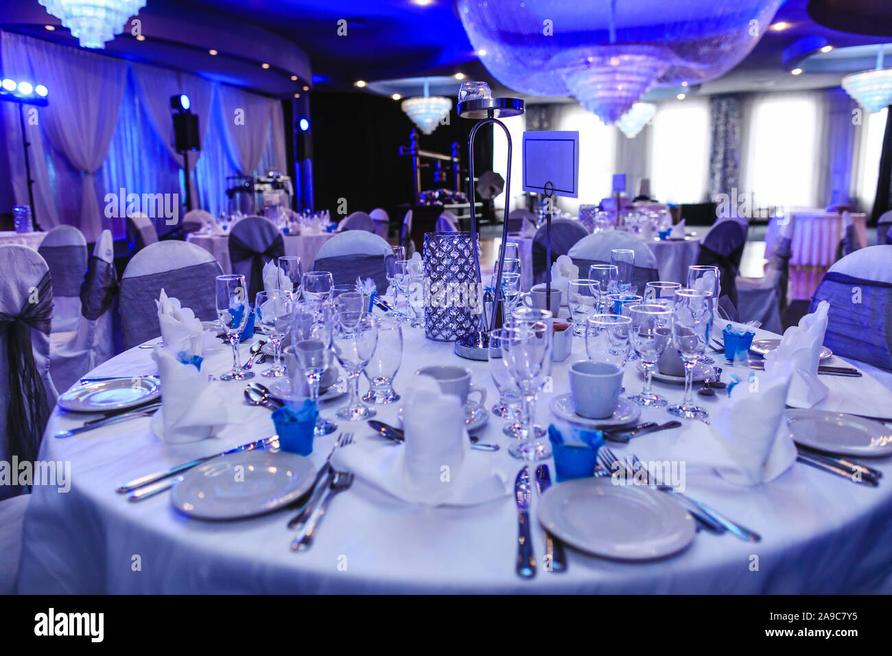 Lieu de luxe pour mariage, anniversaire et autres événements. Nappe de  table et de l'intérieur de l'arrangement de salle de cérémonie moderne.  Salle de banquets avant Photo Stock - Alamy