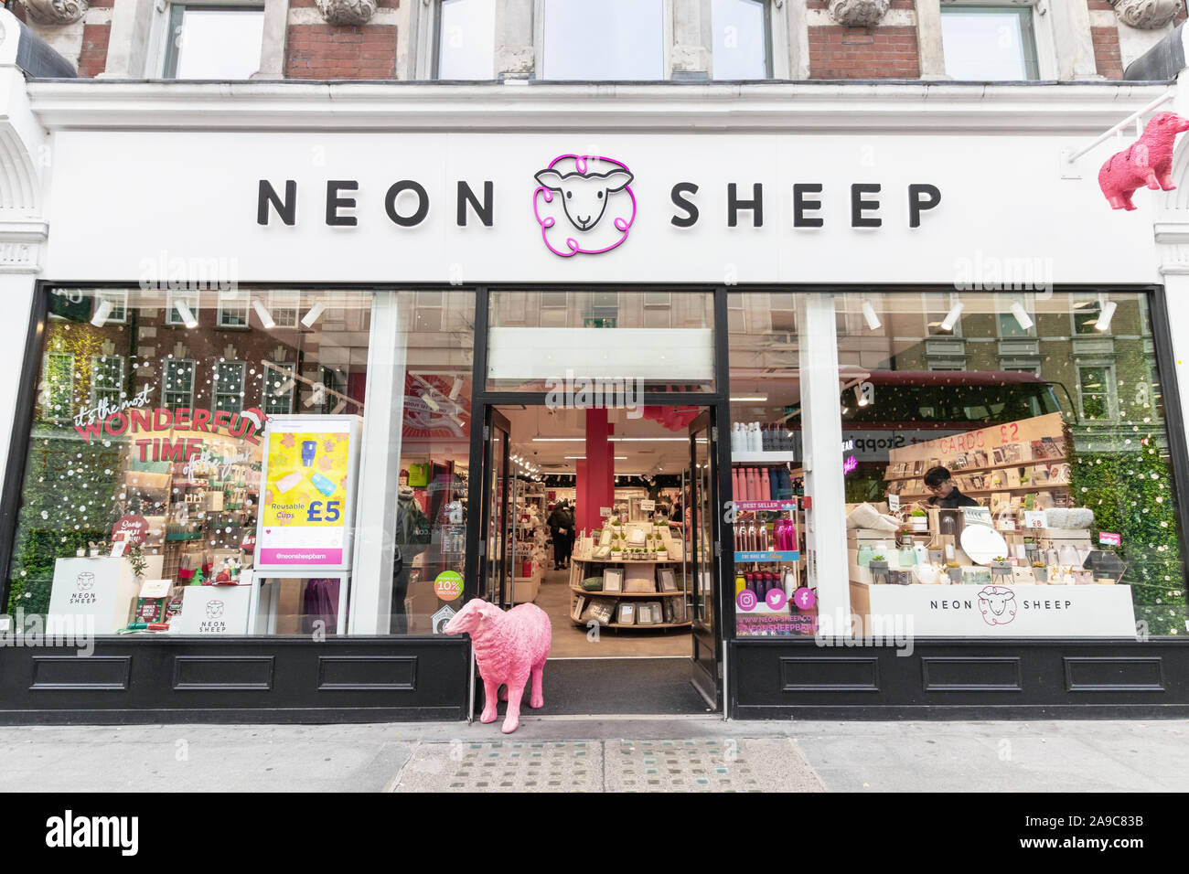 London / UK - 13 novembre 2019 - Neon Sheep shop extérieur sur Tottenham Court Road. Moutons néon est spécialisé dans les cadeaux, accessoires, papeterie et accueil Banque D'Images