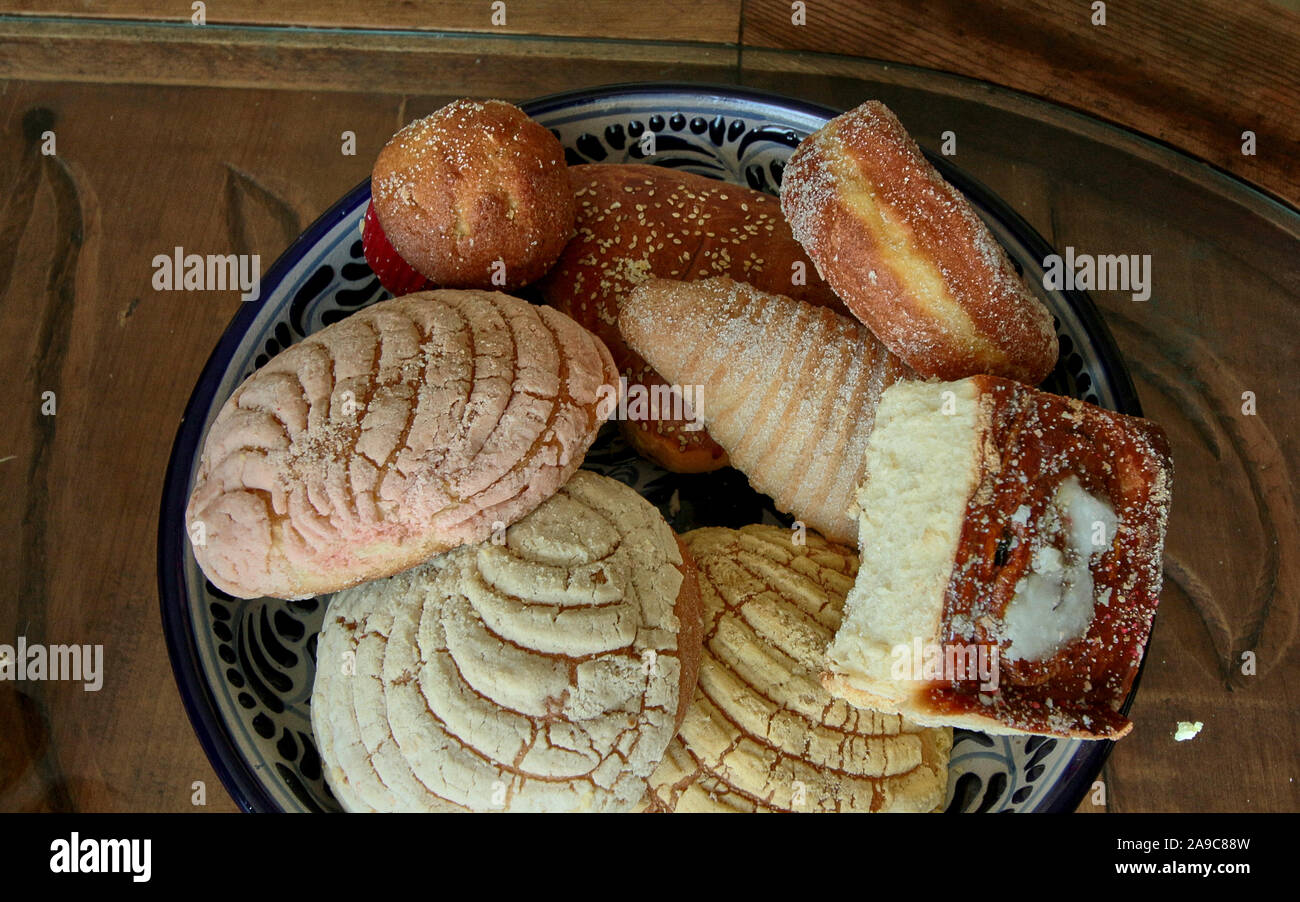 Le pain de la nourriture traditionnelle, et la plaque en céramique talavera, de l'alimentation boulangerie Banque D'Images