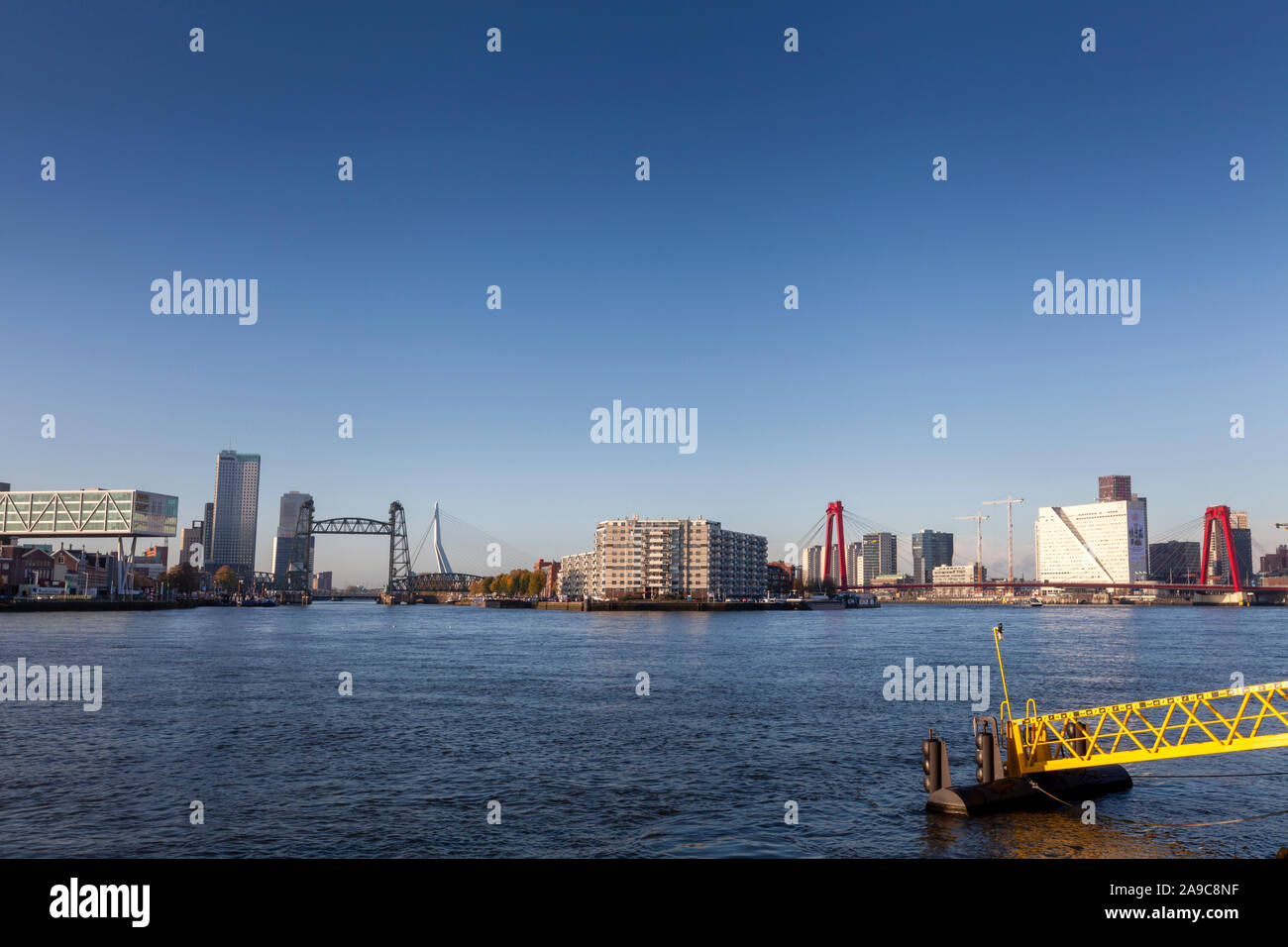 Paysage urbain de Rotterdam avec De Hef sur la gauche et le pont Erasmus sur la droite Banque D'Images