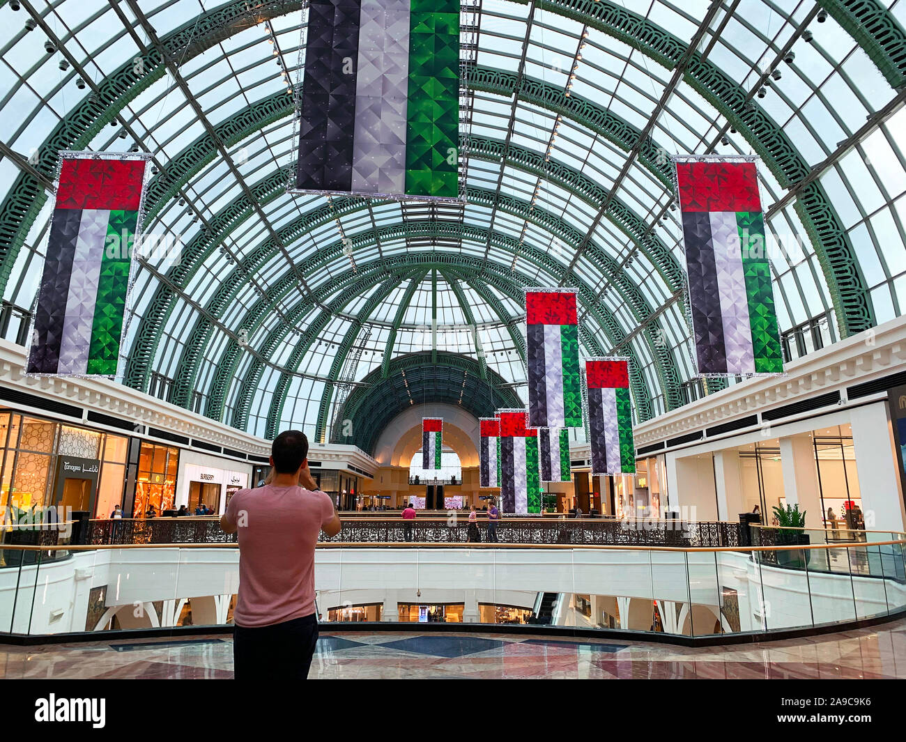 Dubaï / Emirats arabes unis - 10 novembre 2019 : décorations pour la Journée nationale des EAU dans le Mall of the Emirates. Décoration drapeaux nationaux des EAU. Jour de l'indépendance. L'homme est tak Banque D'Images