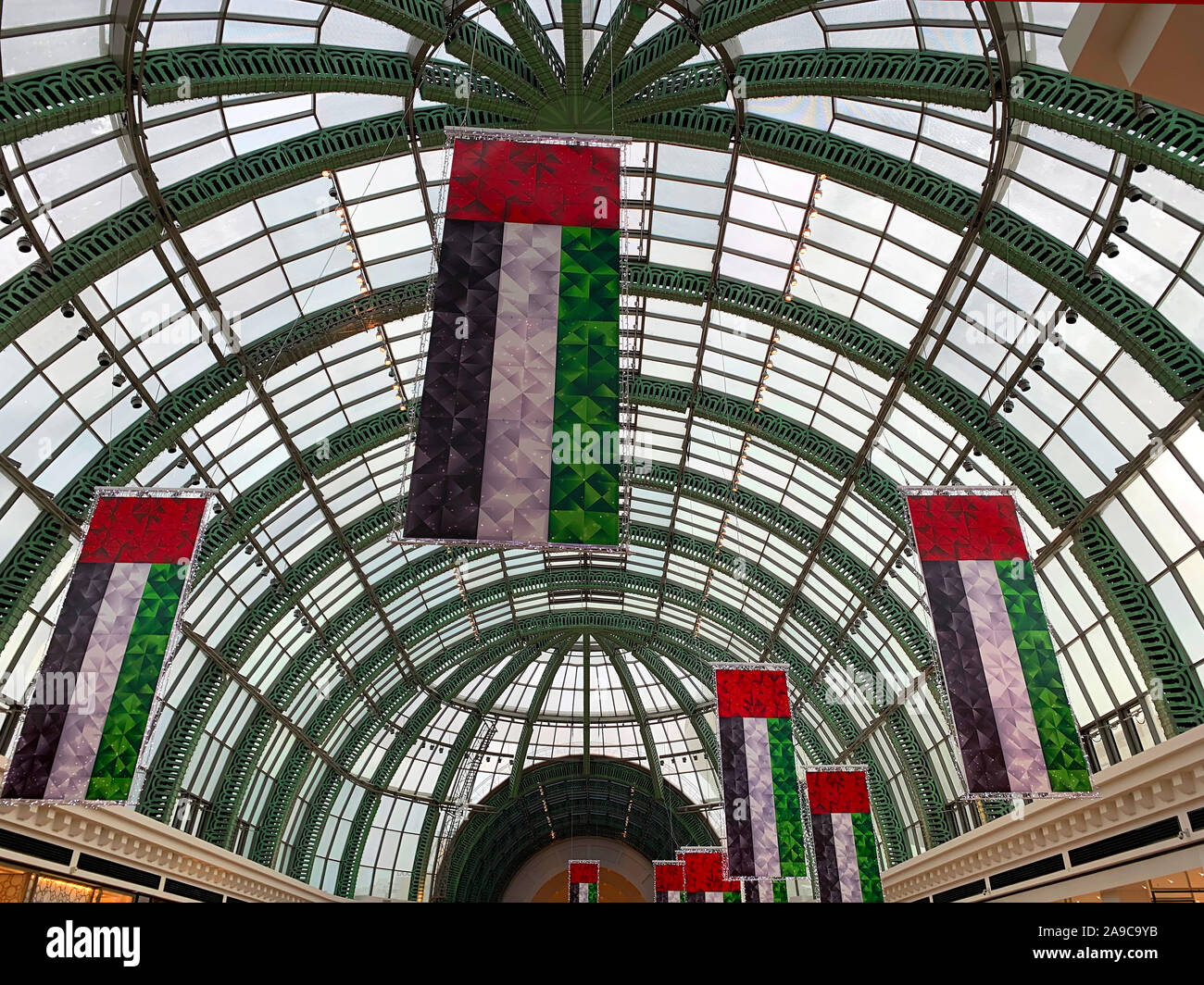 Dubaï / Emirats arabes unis - 10 novembre 2019 : décorations pour la Journée nationale des EAU dans centre commercial. Décoration drapeaux nationaux des EAU. Jour de l'indépendance. Drapeau - symbole d'independe Banque D'Images
