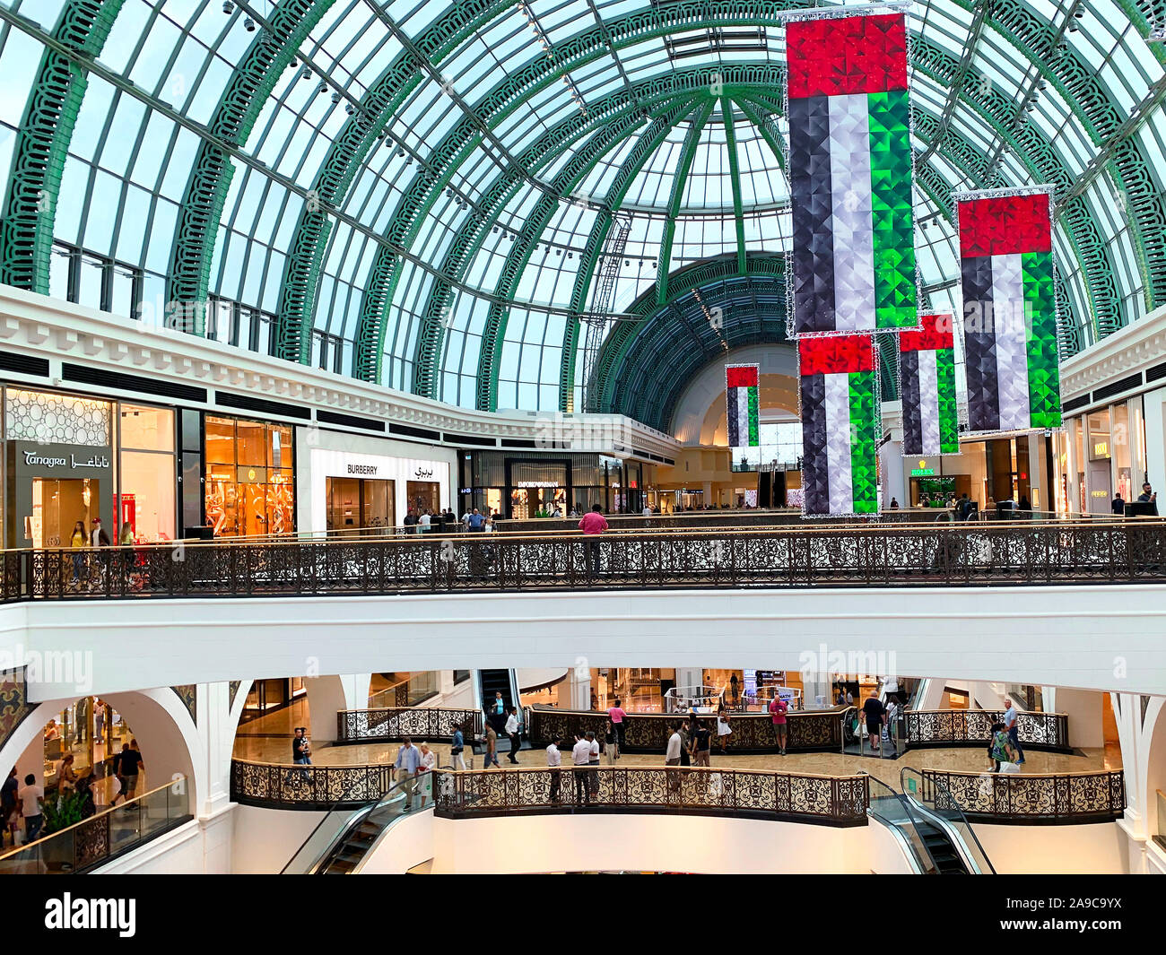 Dubaï / Emirats arabes unis - 10 novembre 2019 : centre commercial Mall of the Emirates décorations pour Fête Nationale. Décoration drapeaux nationaux des EAU. Jour de l'indépendance. Le jour du drapeau Banque D'Images