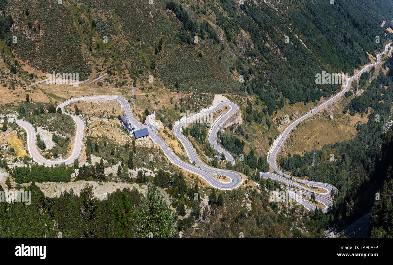 Route sinueuse au Port de la Bonaigua, Pyrénées Catalanes Banque D'Images