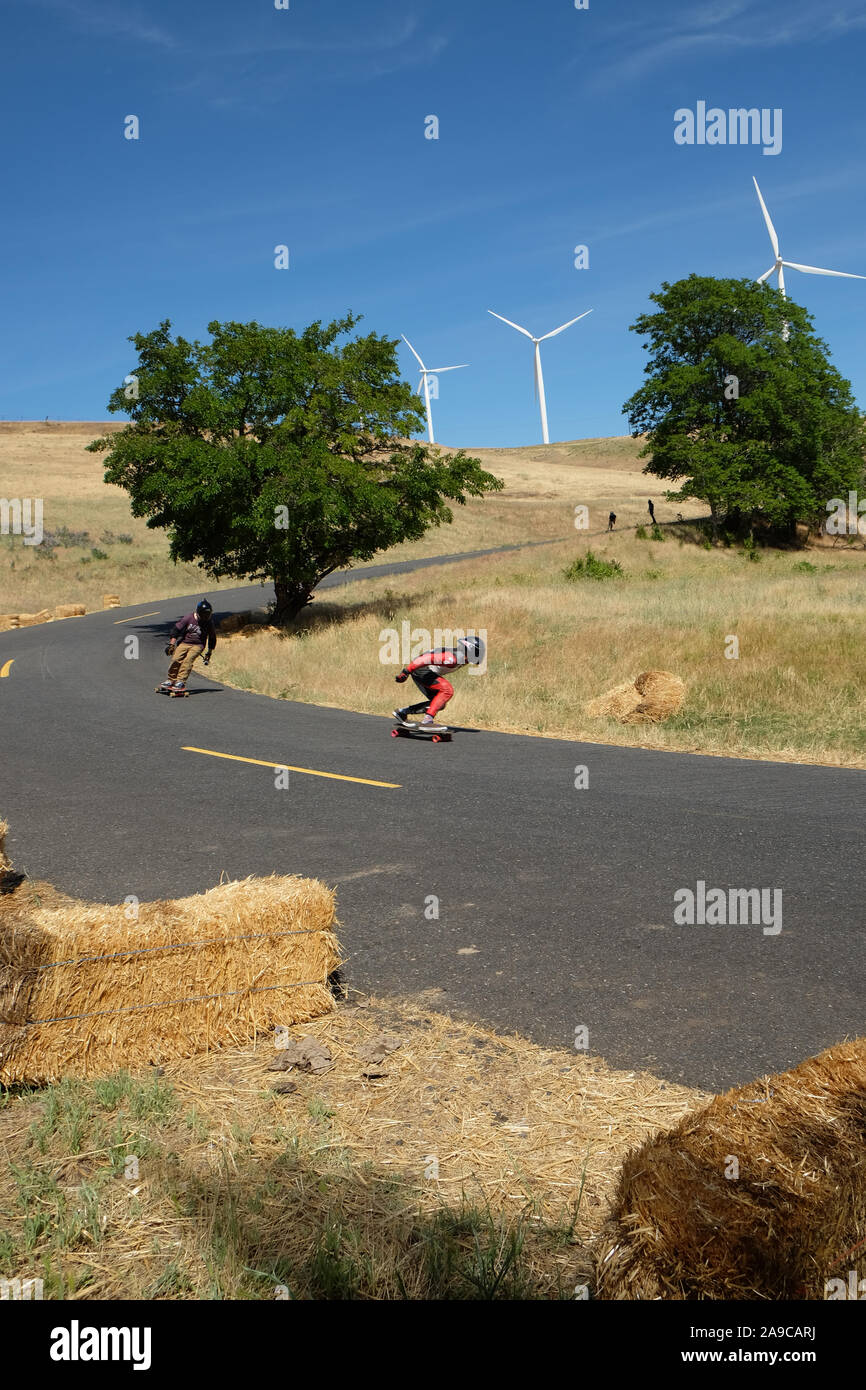 Downhill Race Skateboard et les hommes en combinaisons de course et des casques en cuir Banque D'Images