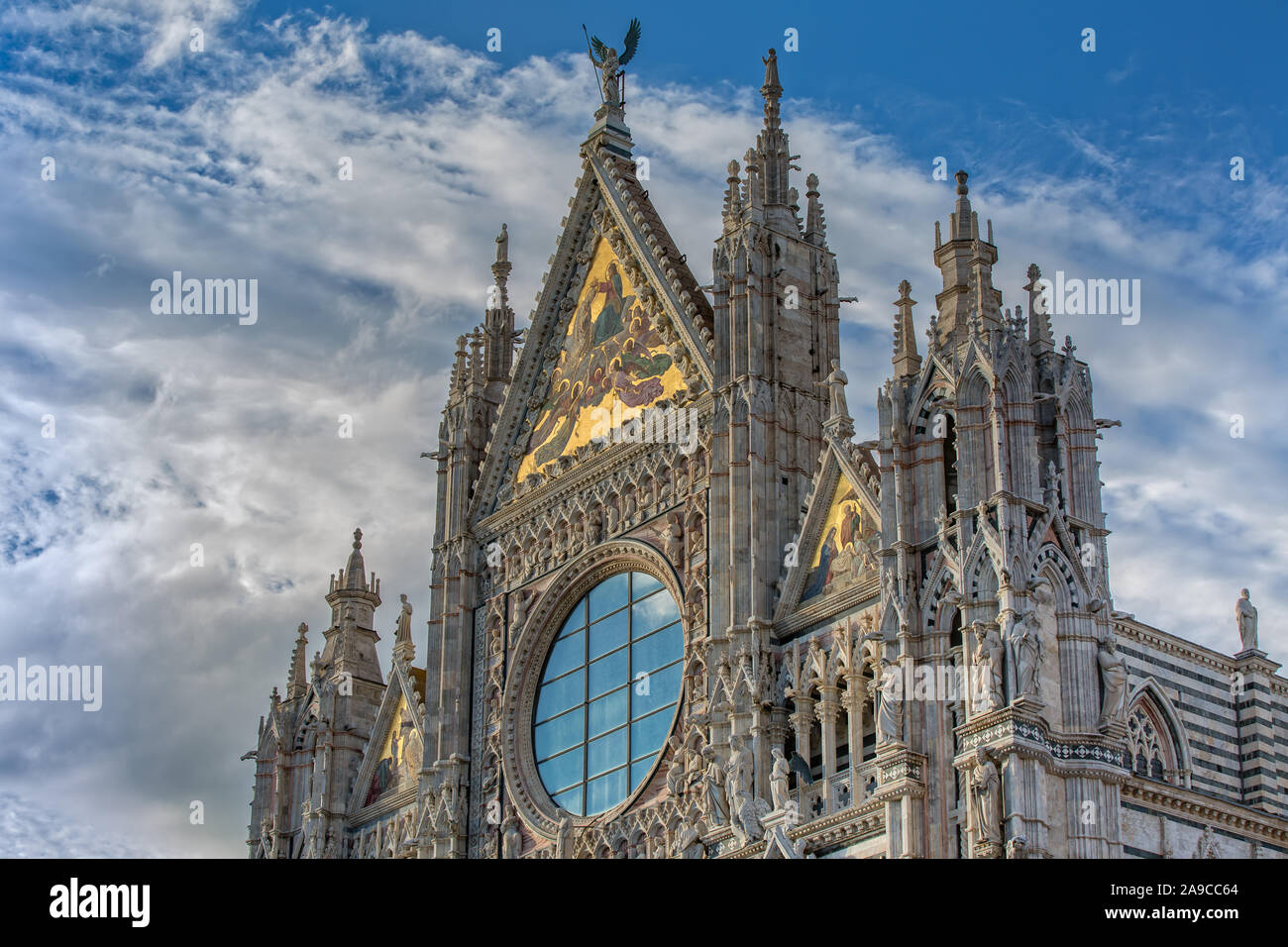 La Cathédrale de Sienne est un roman italien-cathédrale gothique avec une façade est pleine de sculptures et les détails architecturaux,Toscane, Italie Banque D'Images