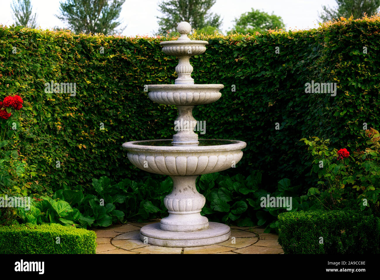 Fontaine en béton,fontaine,classique,jardin,hêtre haie tranquille,calme,jardin,espace,jardins floraux RM Banque D'Images