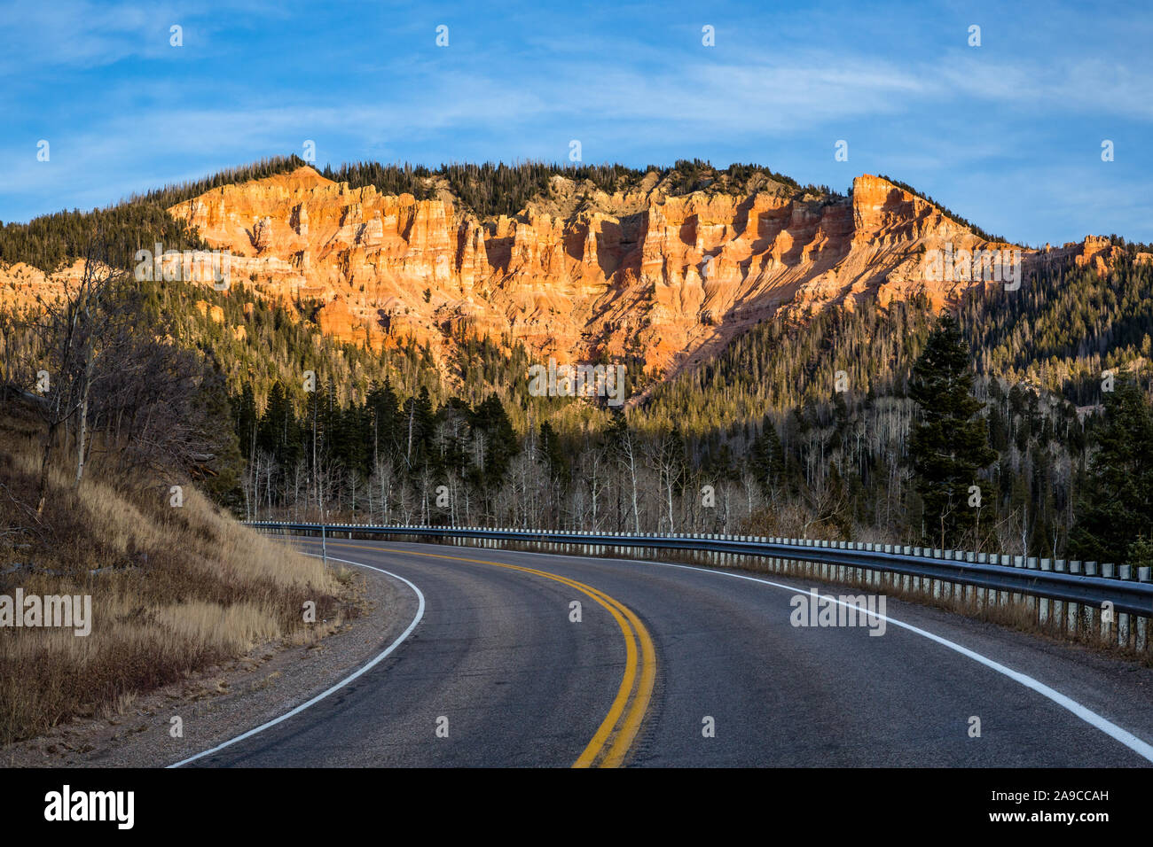 L'Utah State Route 14 à la tête de Cedar Canyon près de Cedar Breaks et Bryce Canyon. Dans la distance est d'une grande falaise de roche rouge et orange tours hoodoo Banque D'Images