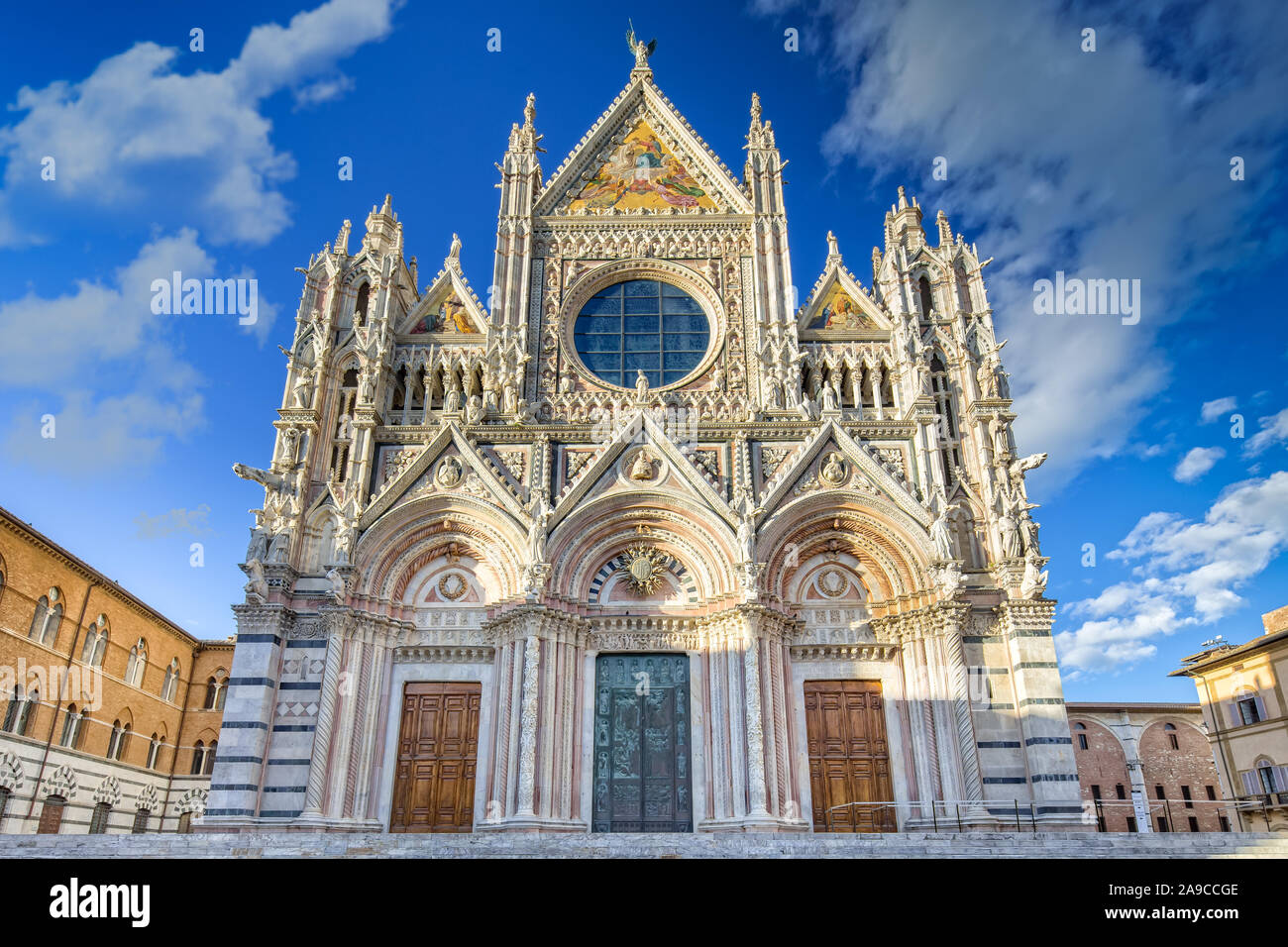 La Cathédrale de Sienne est un roman italien-cathédrale gothique avec une façade est pleine de sculptures et les détails architecturaux,Toscane, Italie Banque D'Images