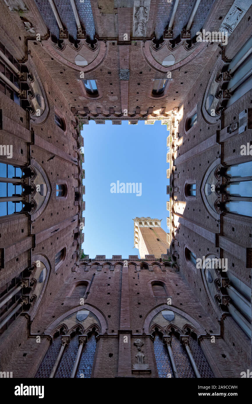 Torre del Mangia - Bell Tower - Hôtel de ville de Sienne. Vue de Torre del Mangia de patio de Palazzo Pubblico de Sienne, Toscane, Italie Banque D'Images