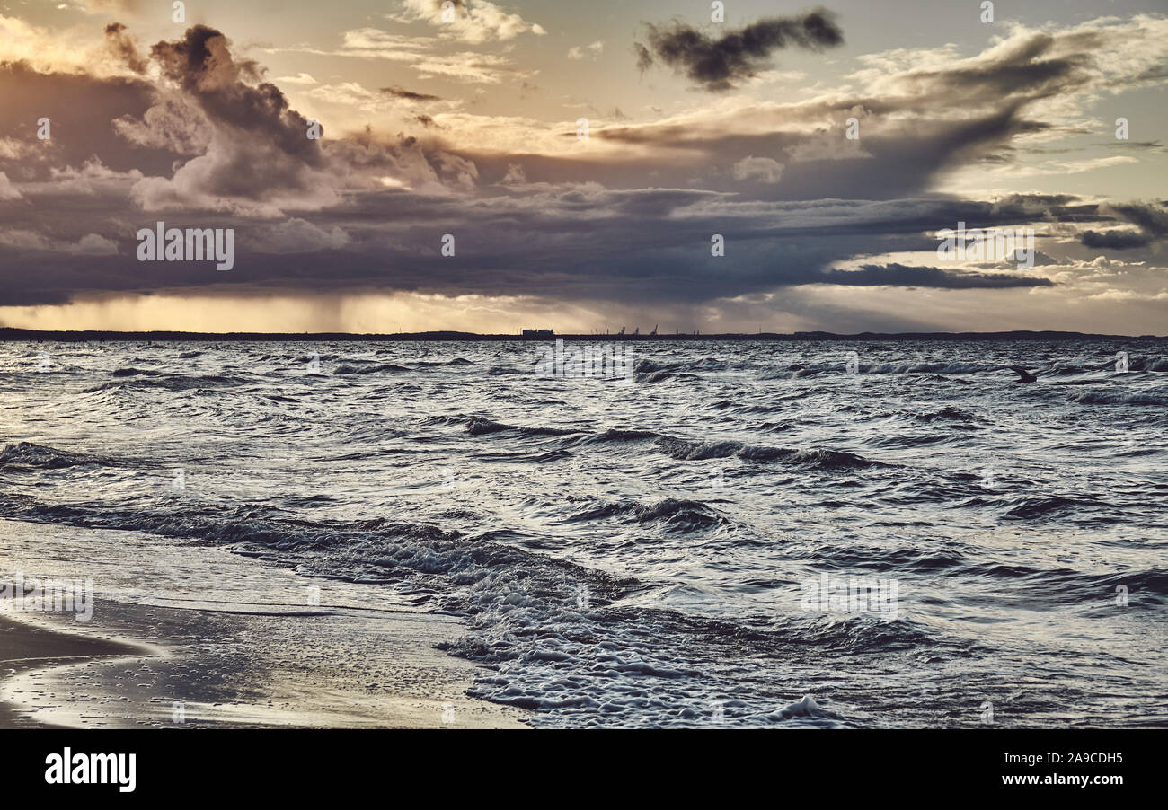 Ciel dramatique au-dessus de la mer au coucher du soleil, l'harmonisation des couleurs appliquées. Banque D'Images