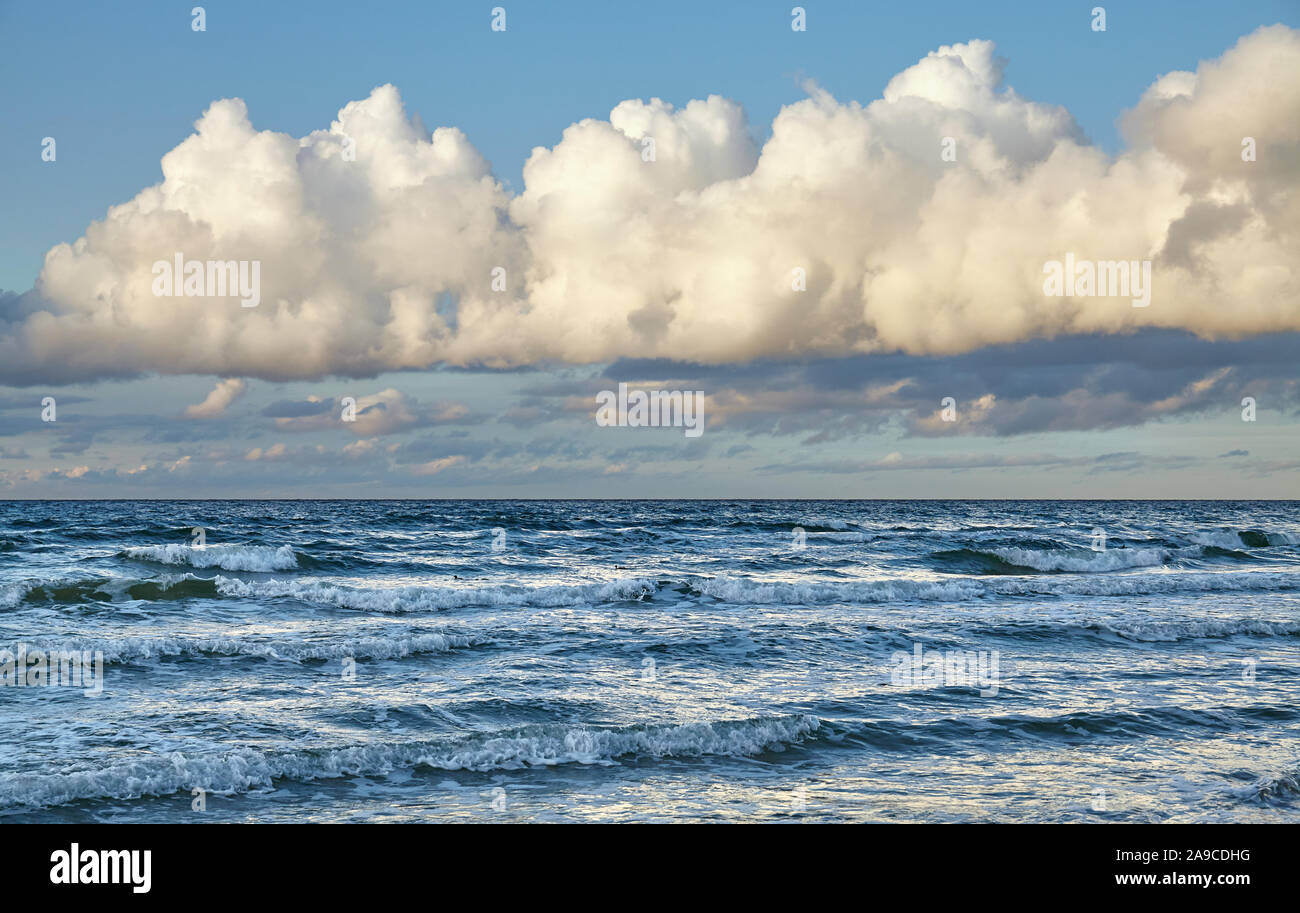 Scenic cloudscape au-dessus de la mer au coucher du soleil. Banque D'Images