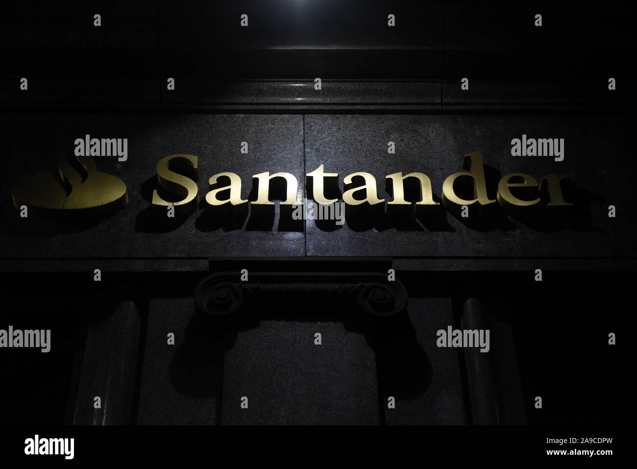 Le logo de la Banque Santander vu à une succursale à Madrid. Banque D'Images