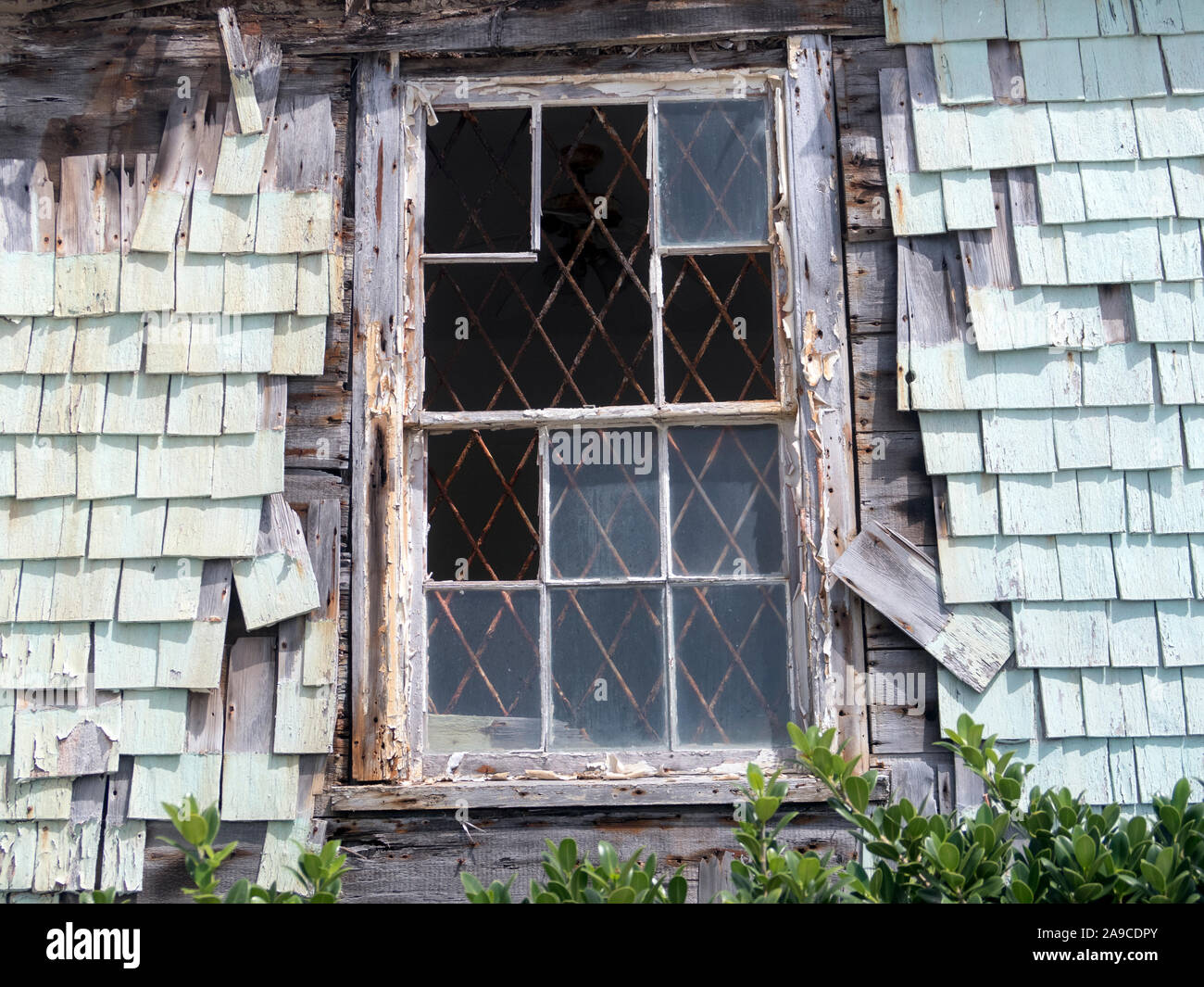 Maison délabrée avec des carreaux cassés dans Hastings Rock sur l'île antillaise de la Barbade Banque D'Images