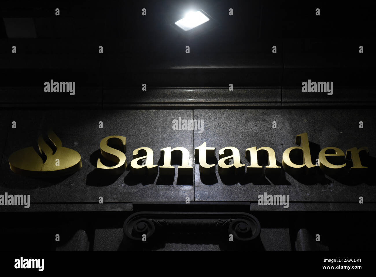 Le logo de la Banque Santander vu à une succursale à Madrid. Banque D'Images