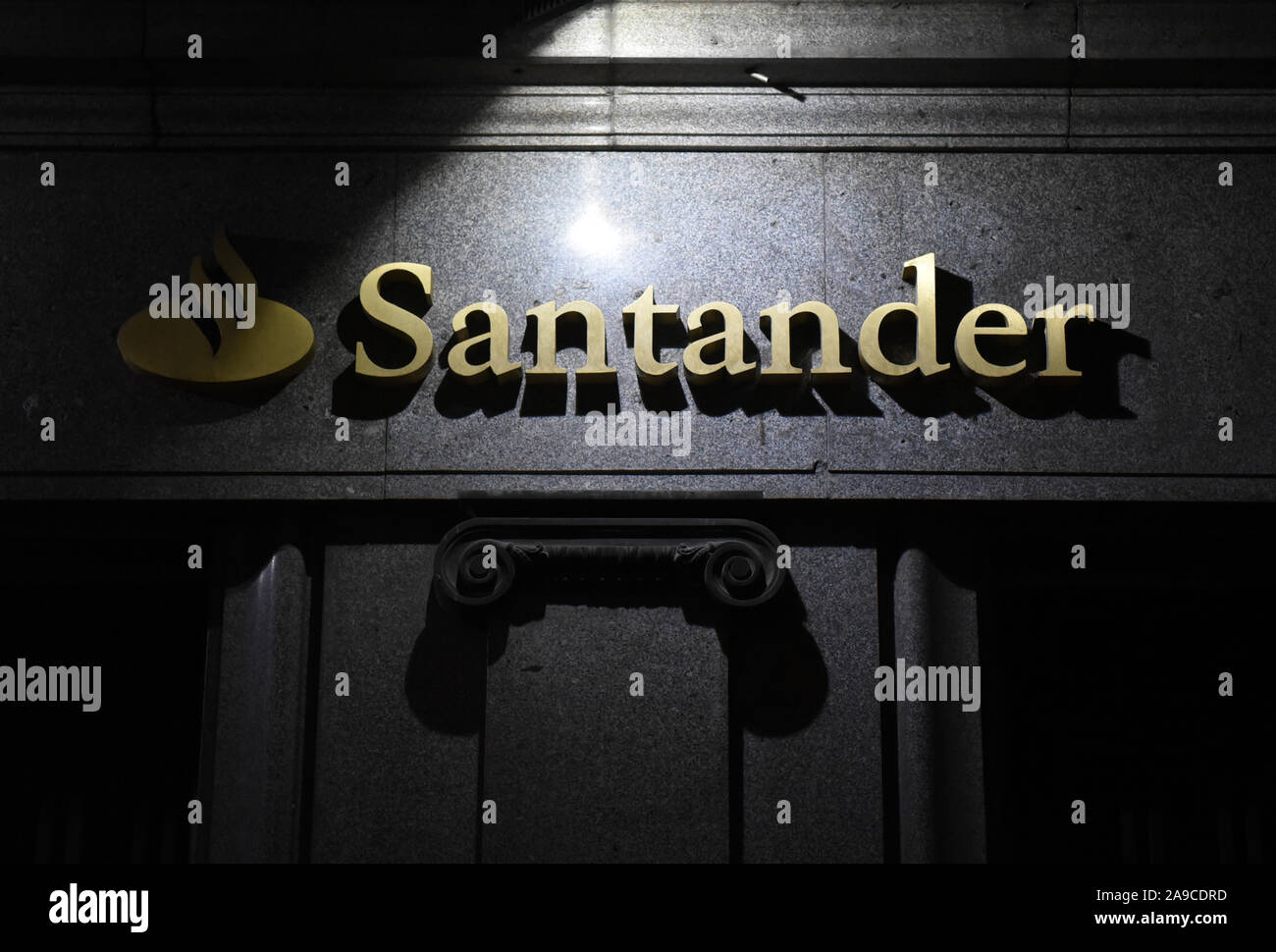 Le logo de la Banque Santander vu à une succursale à Madrid. Banque D'Images