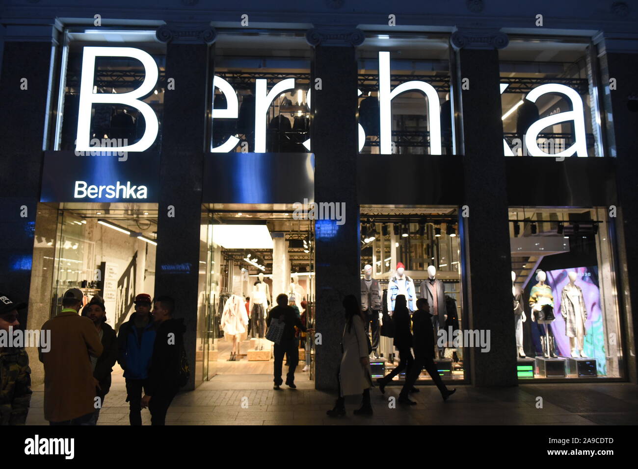 Les gens passent devant une boutique Bershka à Madrid. Banque D'Images