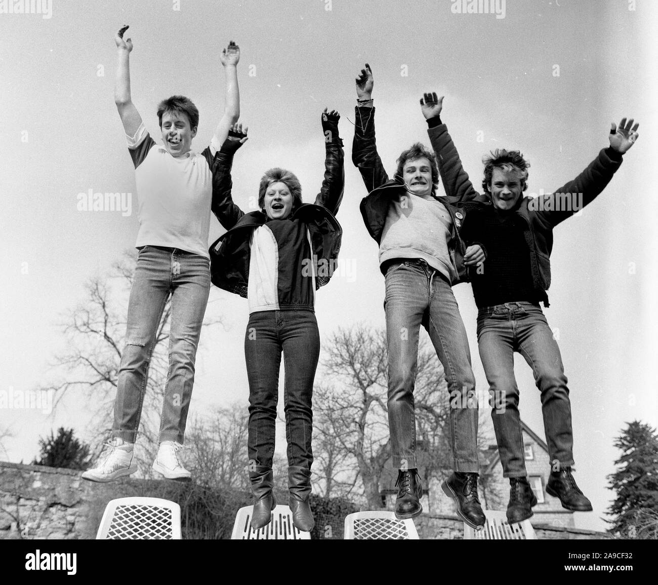Les adolescents sauter de joie la Grande-Bretagne Uk 1985 Banque D'Images