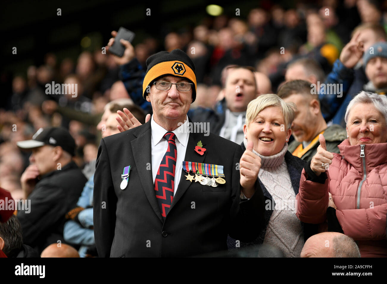 Anciens militaires et anciens combattants partisan de football portant sa campagne médailles lors de match de football sur le dimanche du Jour du Souvenir 2019 Banque D'Images