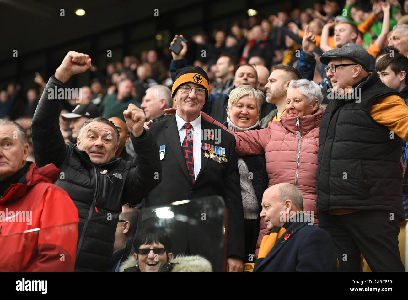 Anciens militaires et anciens combattants partisan de football portant sa campagne médailles lors de match de football sur le dimanche du Jour du Souvenir 2019 Banque D'Images