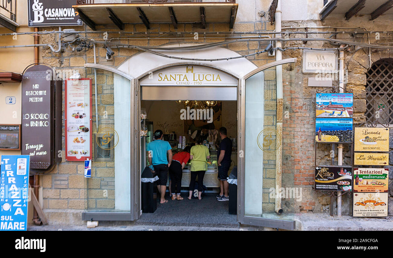 Clients qui choisissent de la glace dans la Gelateria de Santa Lucia, magasin de crème glacée à Cefalú, Sicile, Italie. Banque D'Images