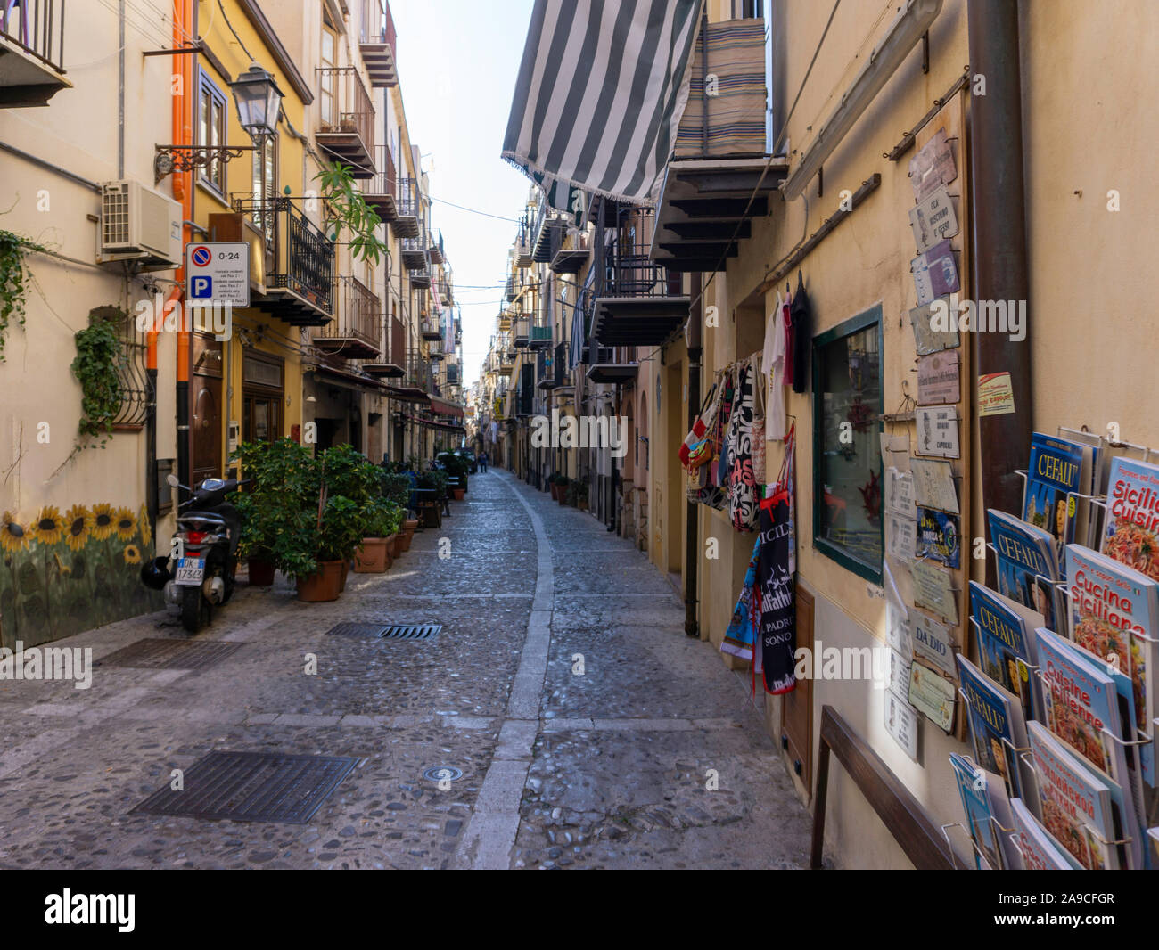 L'une des nombreuses rues étroites à Cefalú, Sicile. Banque D'Images