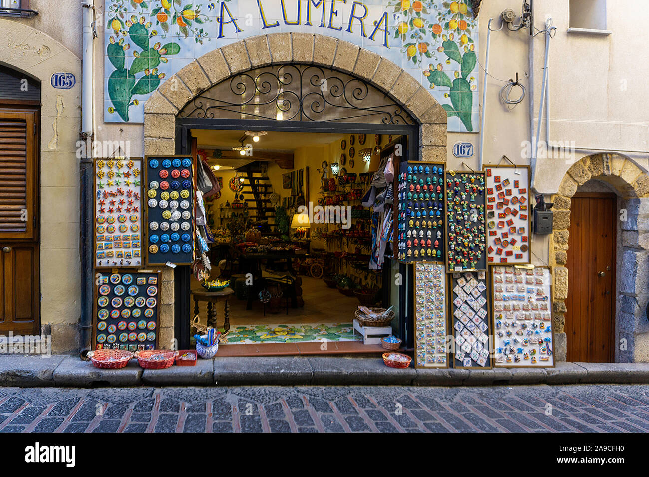 Une petite boutique à Cefalú, Sicile, la vente de produits touristiques et de bibelots. Banque D'Images