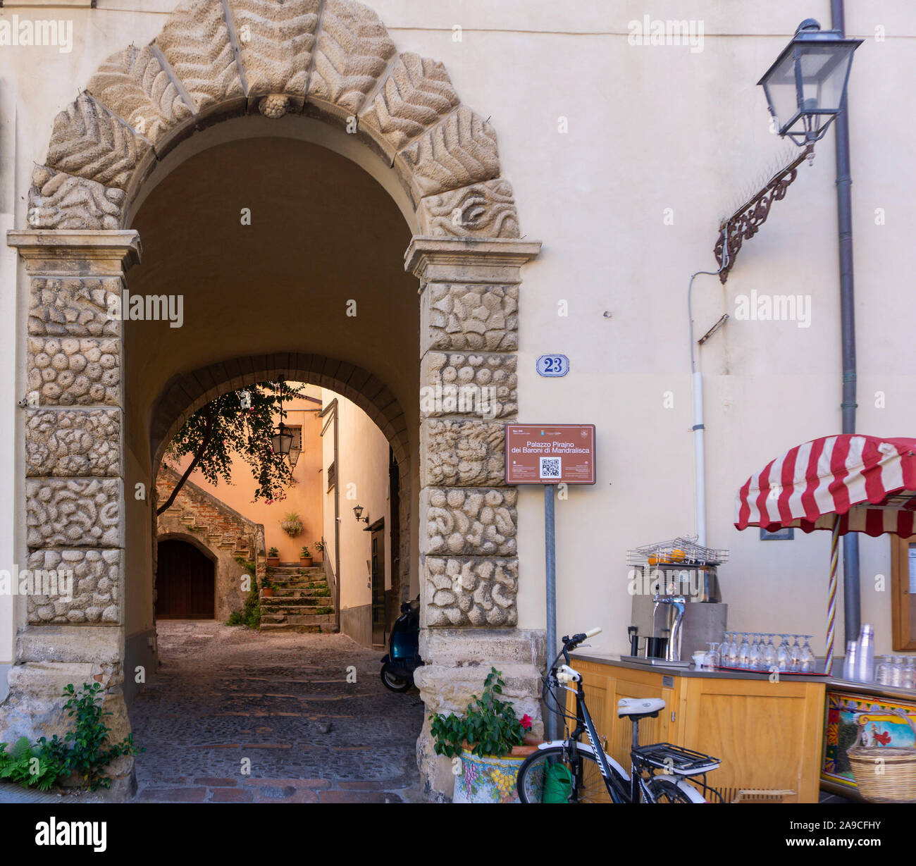 L'entrée de la cour du Palazzo Piraino, Pirajno Palace,Cefalú,la Sicile, construit par la famille Muratori au 16ème ce Banque D'Images