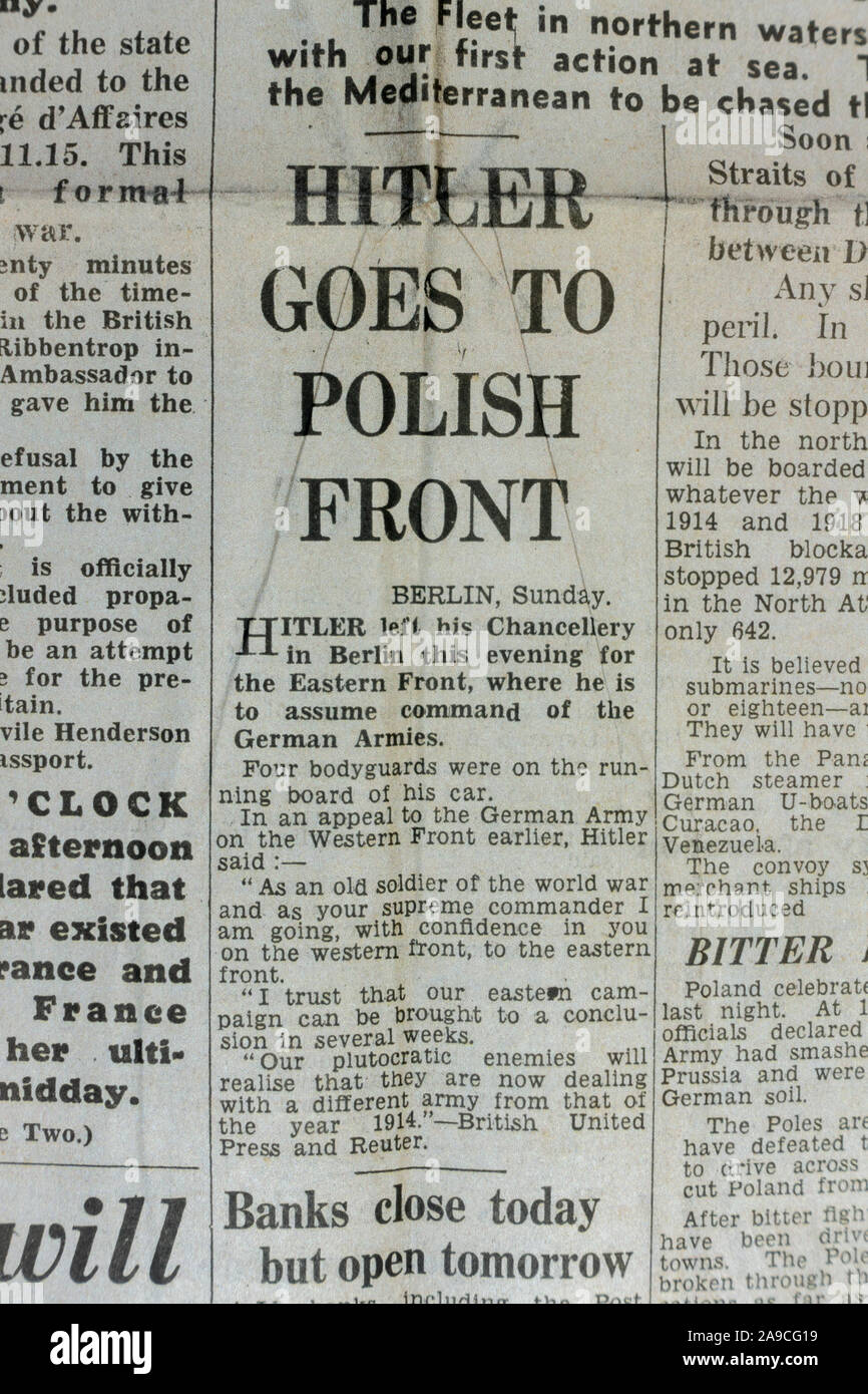 Article sur Adolf Hitler allant vers le front de l'Est dans le Daily Express (réplique), 4 septembre 1939, le jour après la Seconde Guerre mondiale a été déclarée. Banque D'Images