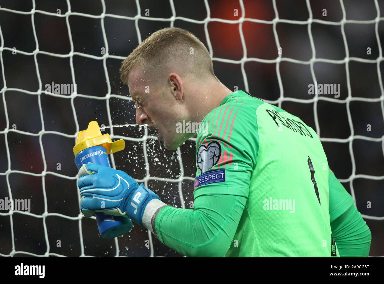 Londres, Royaume-Uni. 14Th Nov, 2019. La Jordanie Pickford (E) pulvérise son visage avec de l'eau. Le match entre l'Angleterre et le Monténégro est la 1000e senior men's international match et c'est l'Angleterre v Monténégro UEFA Qualificatif de l'euro au stade de Wembley, Londres, le 14 novembre 2019. **Utilisation éditoriale uniquement, licence requise pour un usage commercial. Crédit : Paul Marriott/Alamy Live News Banque D'Images