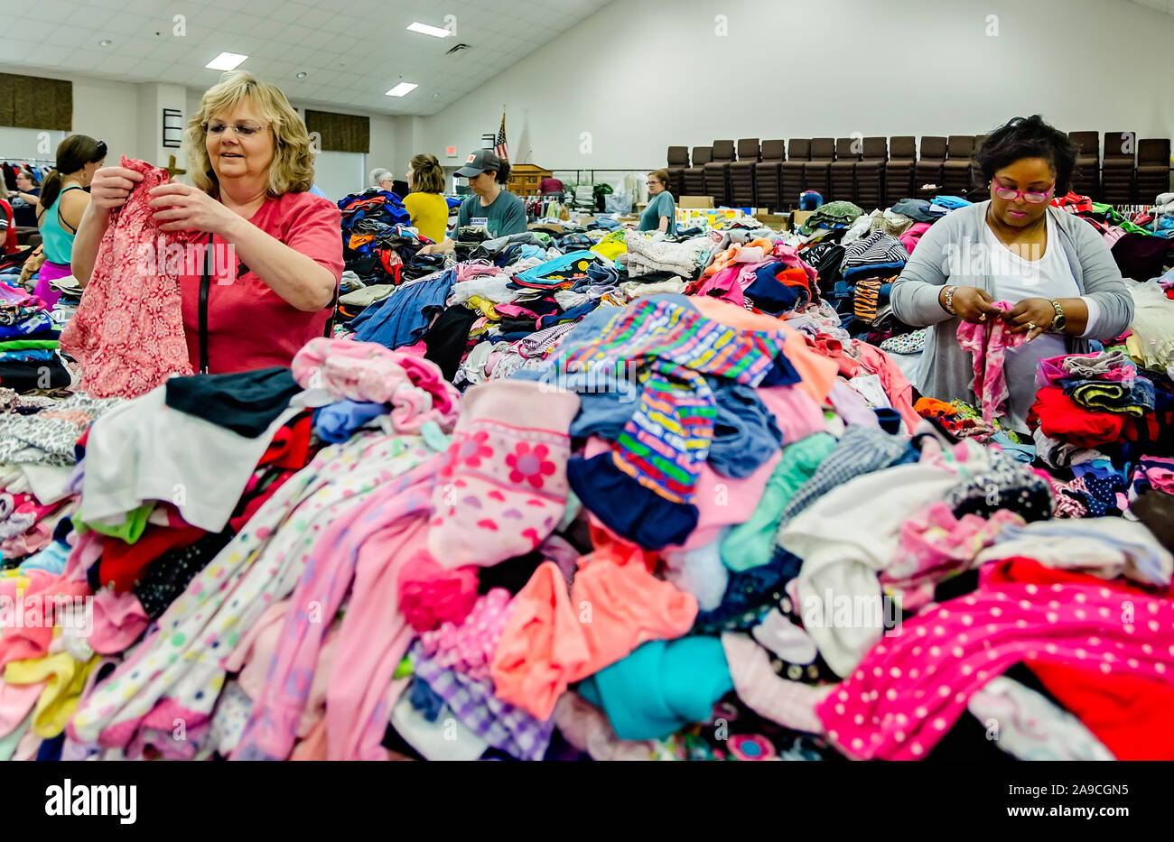 Les bénévoles trier les vêtements de bébé pour les victimes de la tornade à Providence Baptist Church, le 7 mars 2019, à Montgomery, Alabama. Banque D'Images