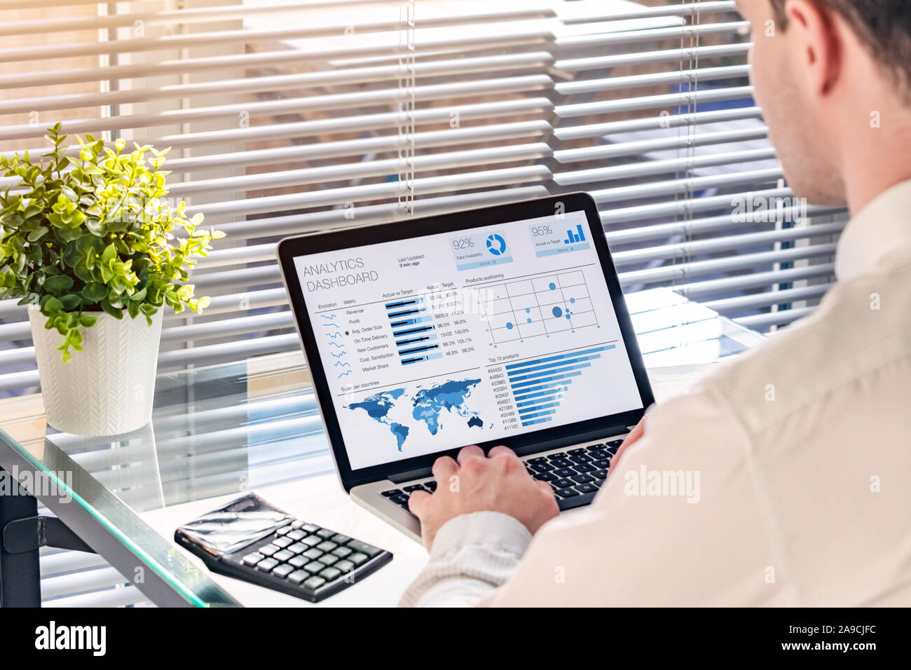 Tableau de bord d'analyse d'affaires avec les ventes et opérations des données avec l'analyse de la direction professionnelle et les mesures concernant les recettes de KPI. BA ou BI Banque D'Images