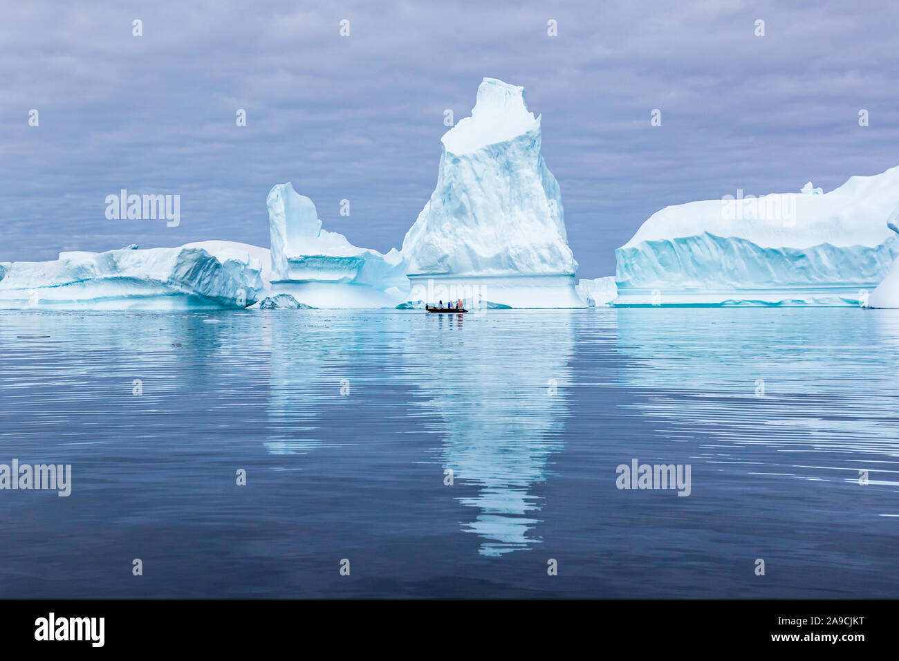 Cimetière d'iceberg en Antarctique avec beaucoup d'énorme masse de glace brin offrant des paysages polaires pour les touristes sur les bateaux zodiac, congelé continen Banque D'Images
