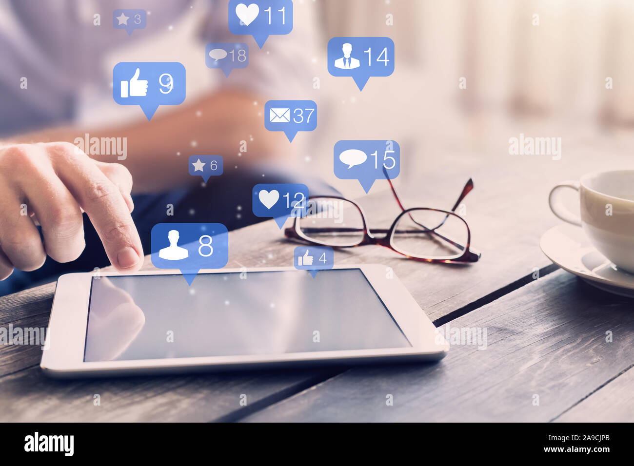Réseau social media concept interactions avec des icônes de commentaires, d'un ami contact demandes et des messages indiquant l'engagement de utilisateurs et digital marke Banque D'Images