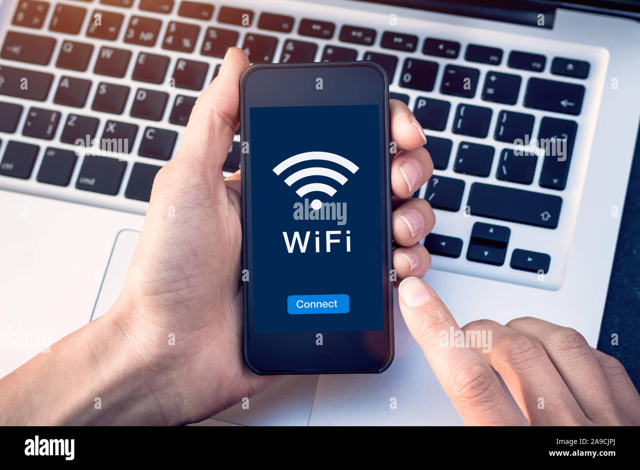 Se connecter au réseau internet sans fil WiFi avec le smartphone du coffee shop ou hôtel avec bouton sur l'écran du périphérique mobile, free hotspot public assurer l'acce Banque D'Images