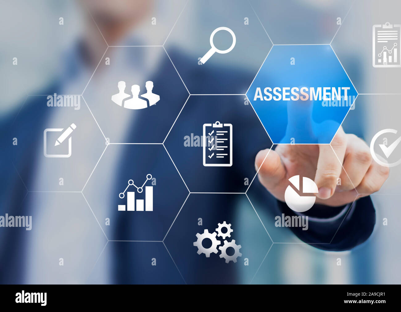 Par l'évaluation et l'analyse de vérification professionnelle consultant concept, personne de toucher l'écran avec les icônes de l'évaluation des risques, l'analyse commerciale, de qualité Banque D'Images