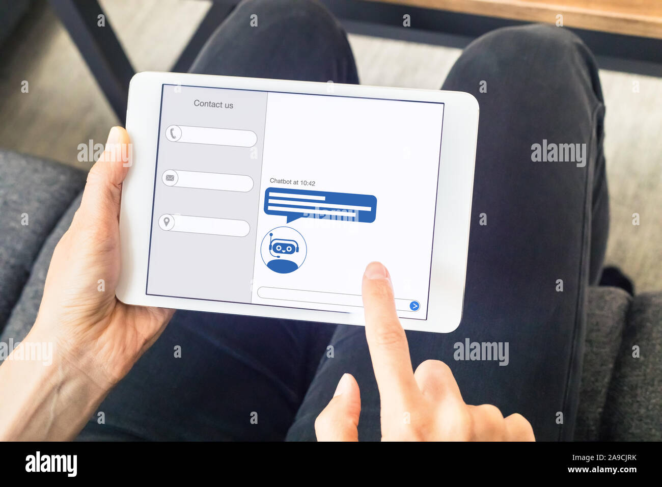 Chatbot avec technologie d'intelligence artificielle (AI) internet assistant virtuel sur l'écran de l'ordinateur tablette numérique, support à la clientèle en ligne site web ou Banque D'Images